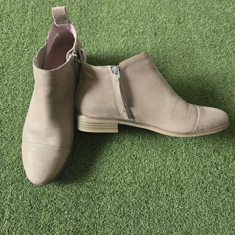 TOMS Women's Ankle Booties Color Taupe Side Zipper Size 8.5 - Picture 3 of 8